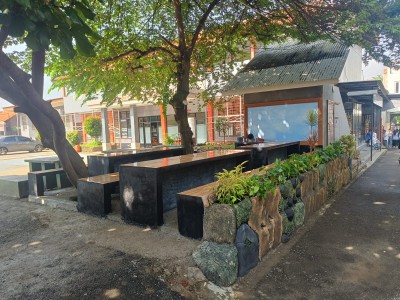 Belajar Di Bawah Pohon Rindang